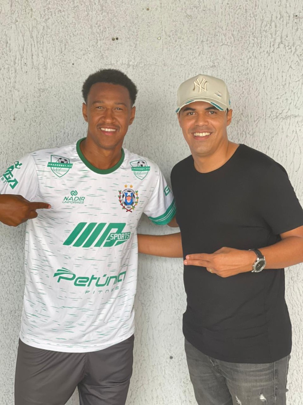 Fabrício, ex-Inter, com o presidente do União Cacoalense, Wesley Dias — Foto: Divulgação