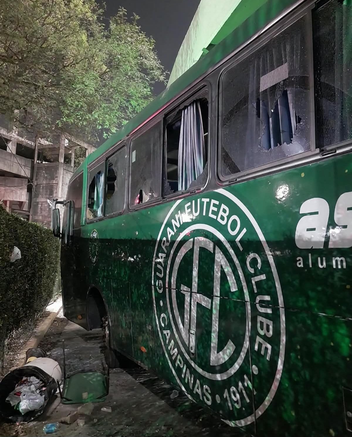 Torcida do Guarani apedreja ônibus do time após eliminação na Série C