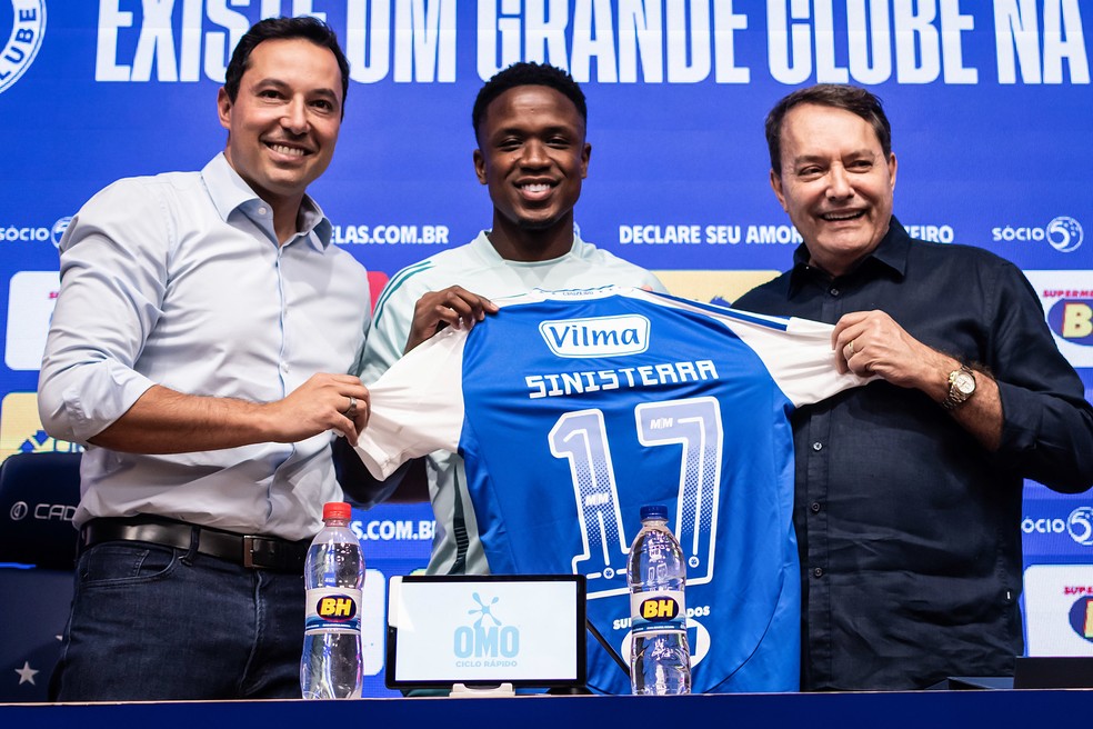 Pedro Junio e Pedro Lourenço na apresentação de Sinisterra como reforço do Cruzeiro — Foto: Gustavo Aleixo/Cruzeiro