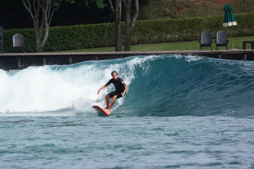 Rico surfando na piscina de ondas — Foto: Paulo Barcellos