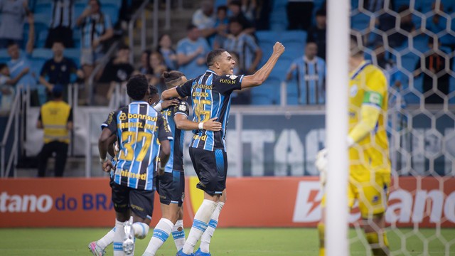 Carlos Vinicius comemora gol do Grêmio contra o Confiança