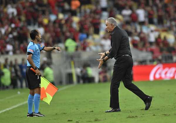 VAI CAIR? Tite enfrenta pressão no Flamengo após derrota para o Peñarol