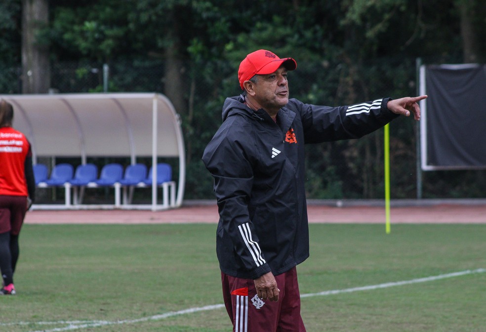 Jorge Barcellos, técnico das Gurias Coloradas — Foto: Juliana Zanatta/Internacional