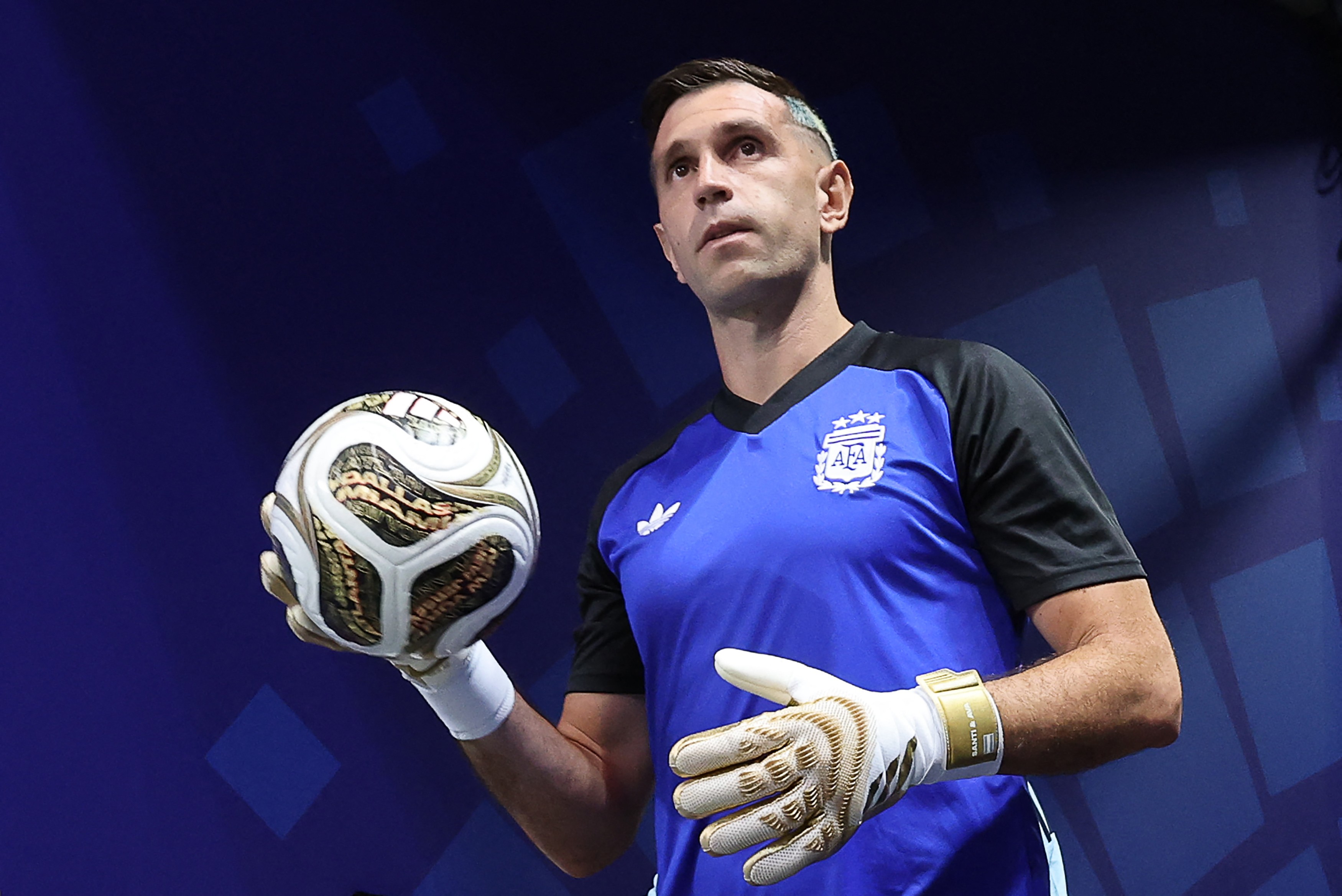 Dibu Martínez se isola como goleiro com mais jogos pela Argentina na Copa do Mundo