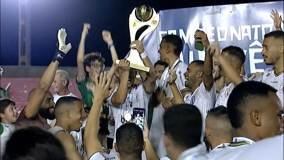 Jogadores do Sousa erguendo a taça do Campeonato Paraibano 2024 — Foto: Reprodução / ge Paraíba