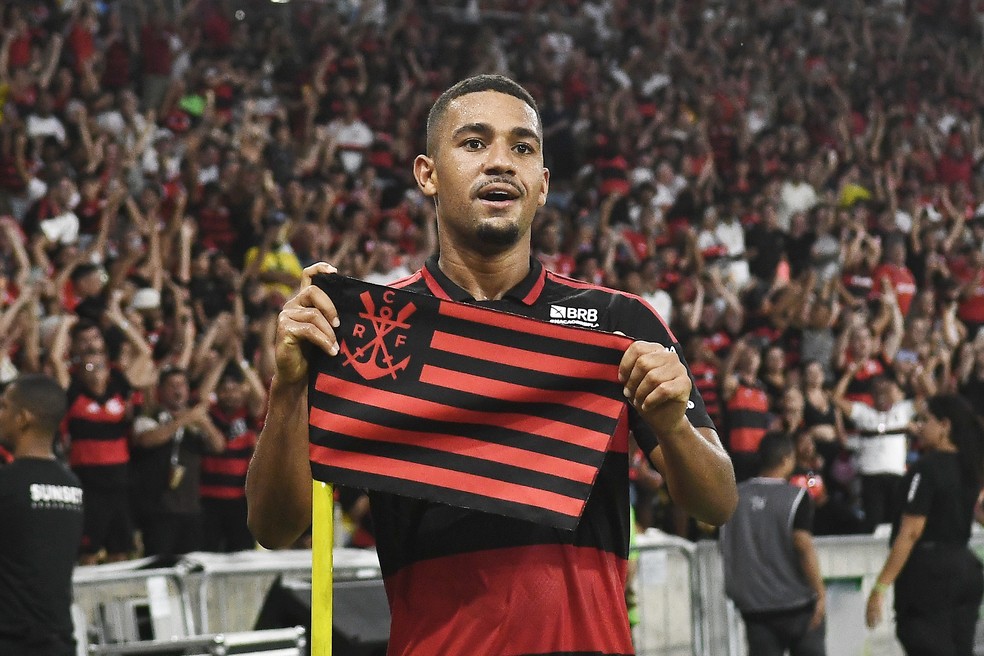 Samuel Lino comemora segundo gol em Flamengo x Botafogo � Foto: Andr� Dur�o