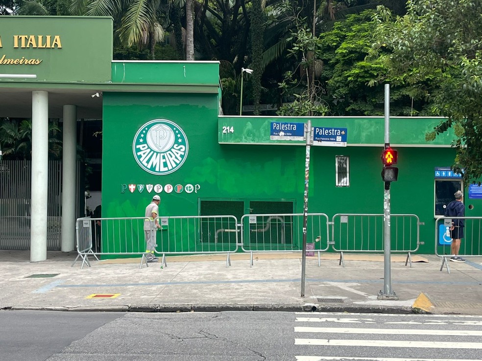 Muros da sede do Palmeiras foram pintados após pichações — Foto: Felipe Zito