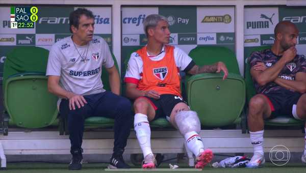 Ferreira, do São Paulo, inicia tratamento com gelo no joelho no banco