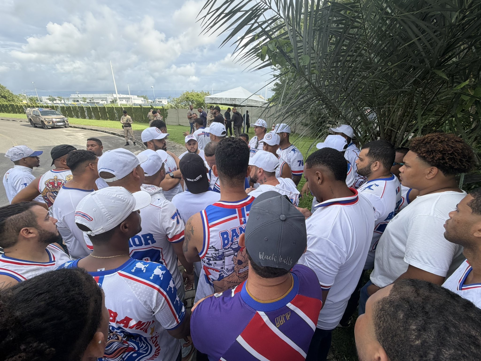 Organizada do Bahia cobra jogadores na Cidade Tricolor | Ge