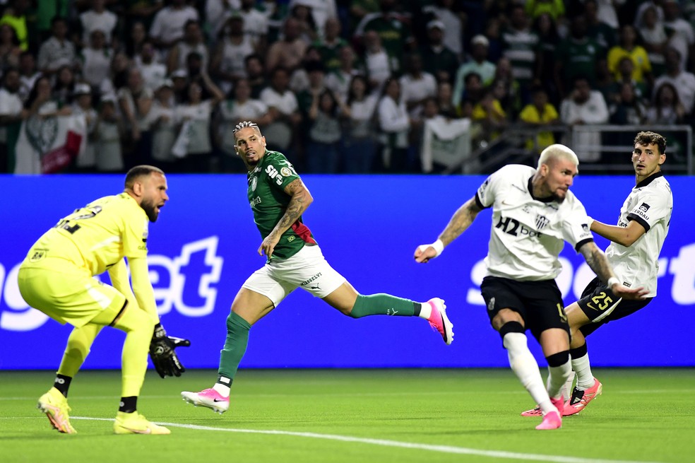 Paulinho em Palmeiras x Atlético-MG — Foto: Marcos Ribolli