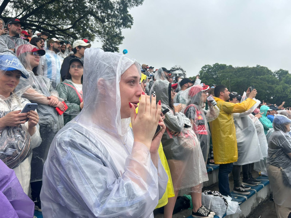 Torcedora emocionada ao ver Lewis Hamilton dirigir carro de Ayrton Senna — Foto: Gabriel Oliveira