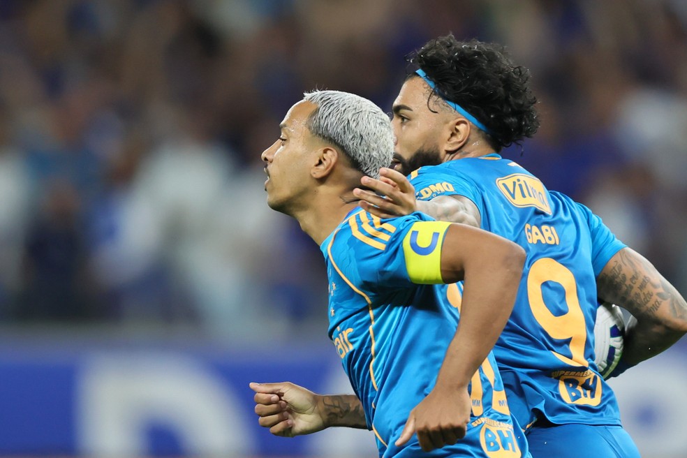 Matheus Pereira e Gabigol Cruzeiro — Foto: Gilson Lobo/AGIF