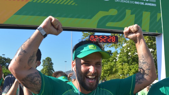Bruno Gagliasso completa primeira meia maratona no Rio: "Foram 21k mesmo?"