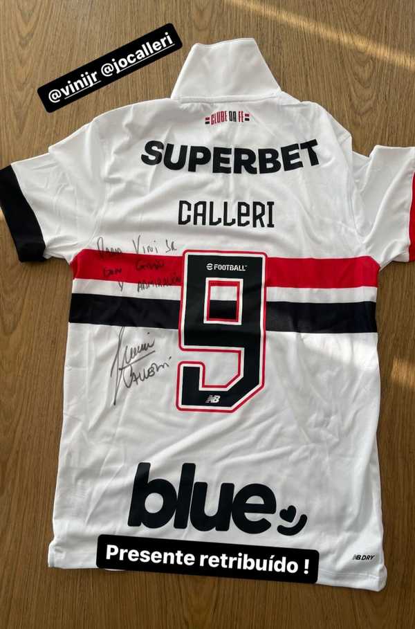 Calleri Presenteia Vini Jr com Camisa do São Paulo após Homenagem.