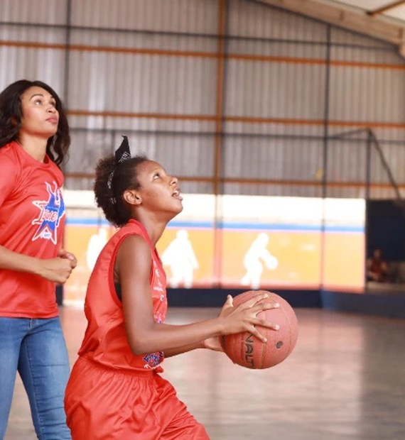 Ainda no 2º colegial, gigante senegalês de 2,26m impressiona no basquete e  sonha em ser bioquímico - ESPN