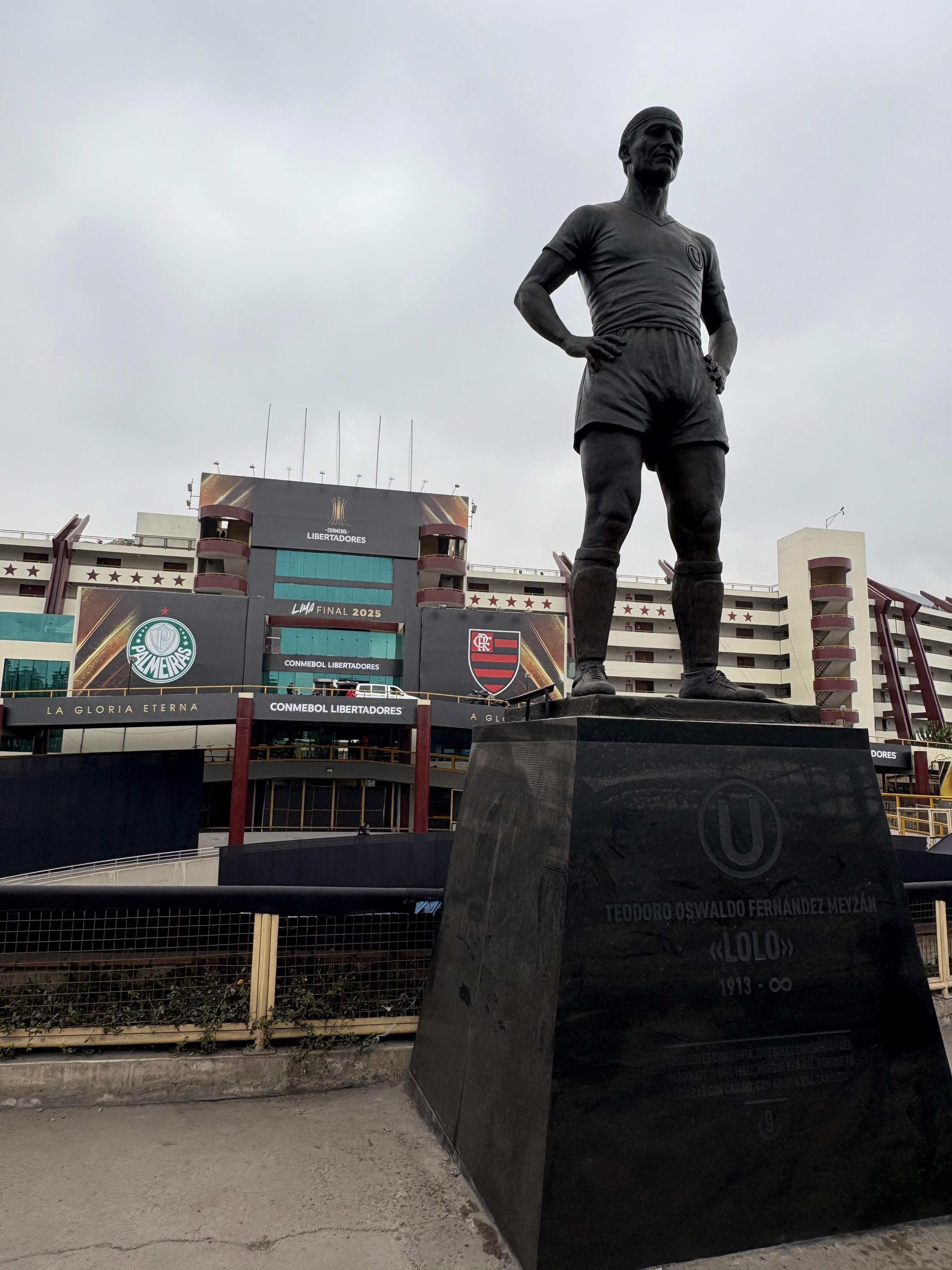 Gabigol é homenageado em estátua do Universitário: entenda o motivo da conexão entre ídolos