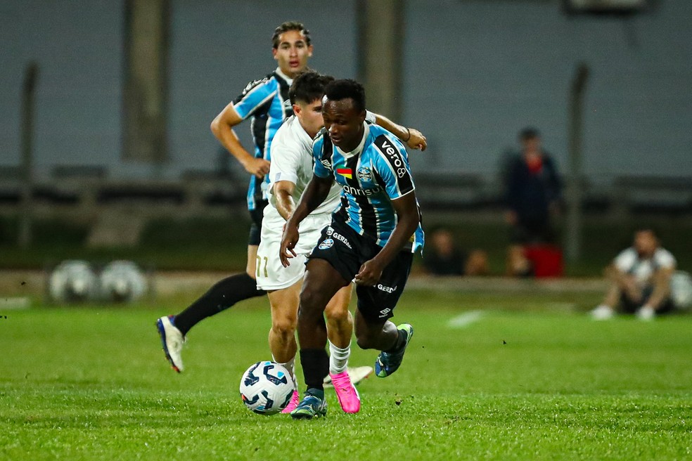 Nathan Fernandes em amistoso do sub-20 do Grêmio com seleção local do Uruguai — Foto: Angelo Pieretti/Grêmio