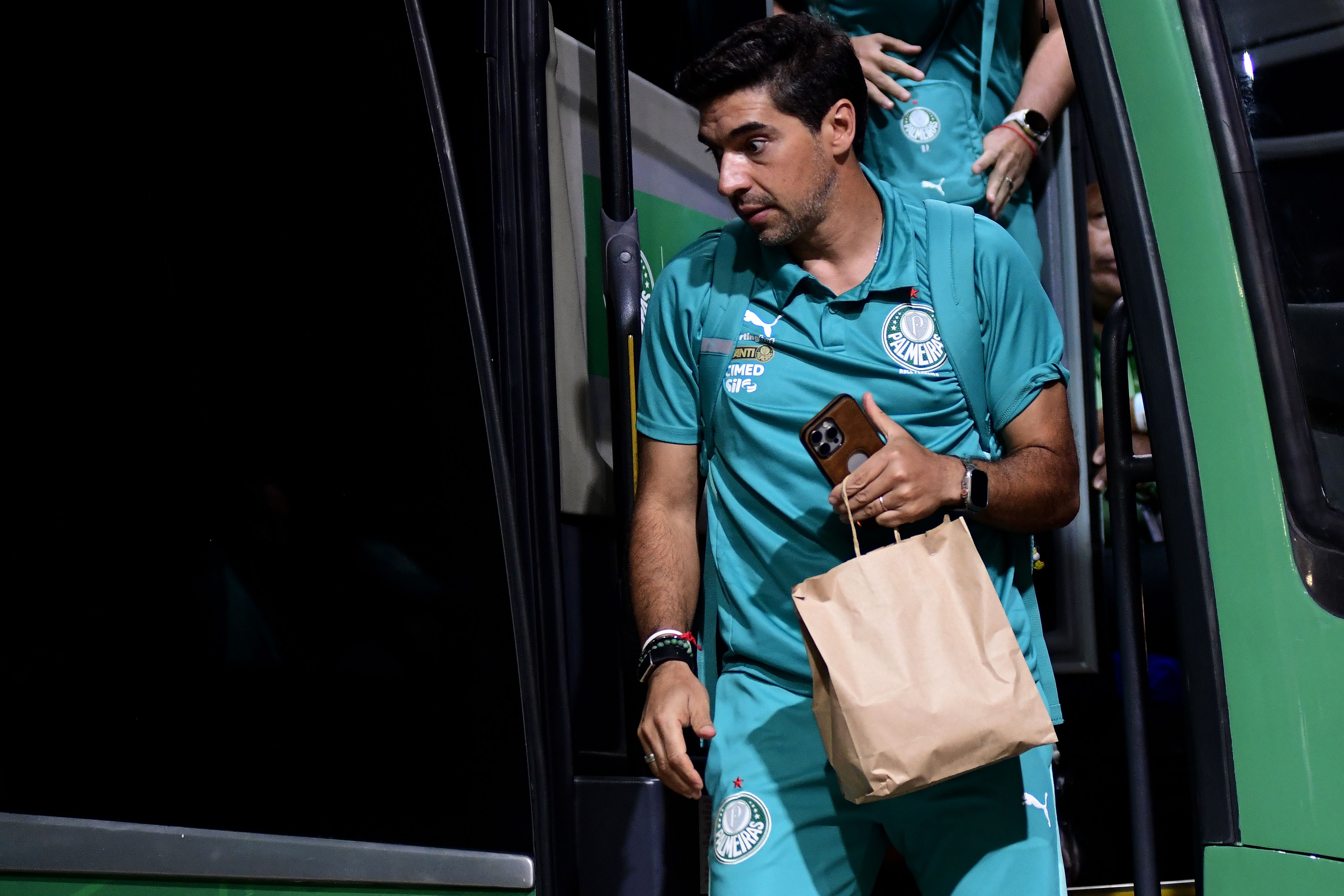 Abel Ferreira é advertido por críticas ao VAR pela CONMENBOL e segue cumprindo gancho no Brasileirão