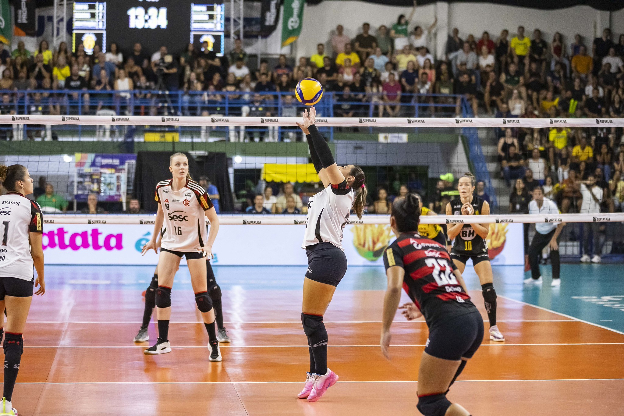 Sesc-Flamengo x Praia Clube pela semi da Superliga Feminina: onde assistir, horário e mais