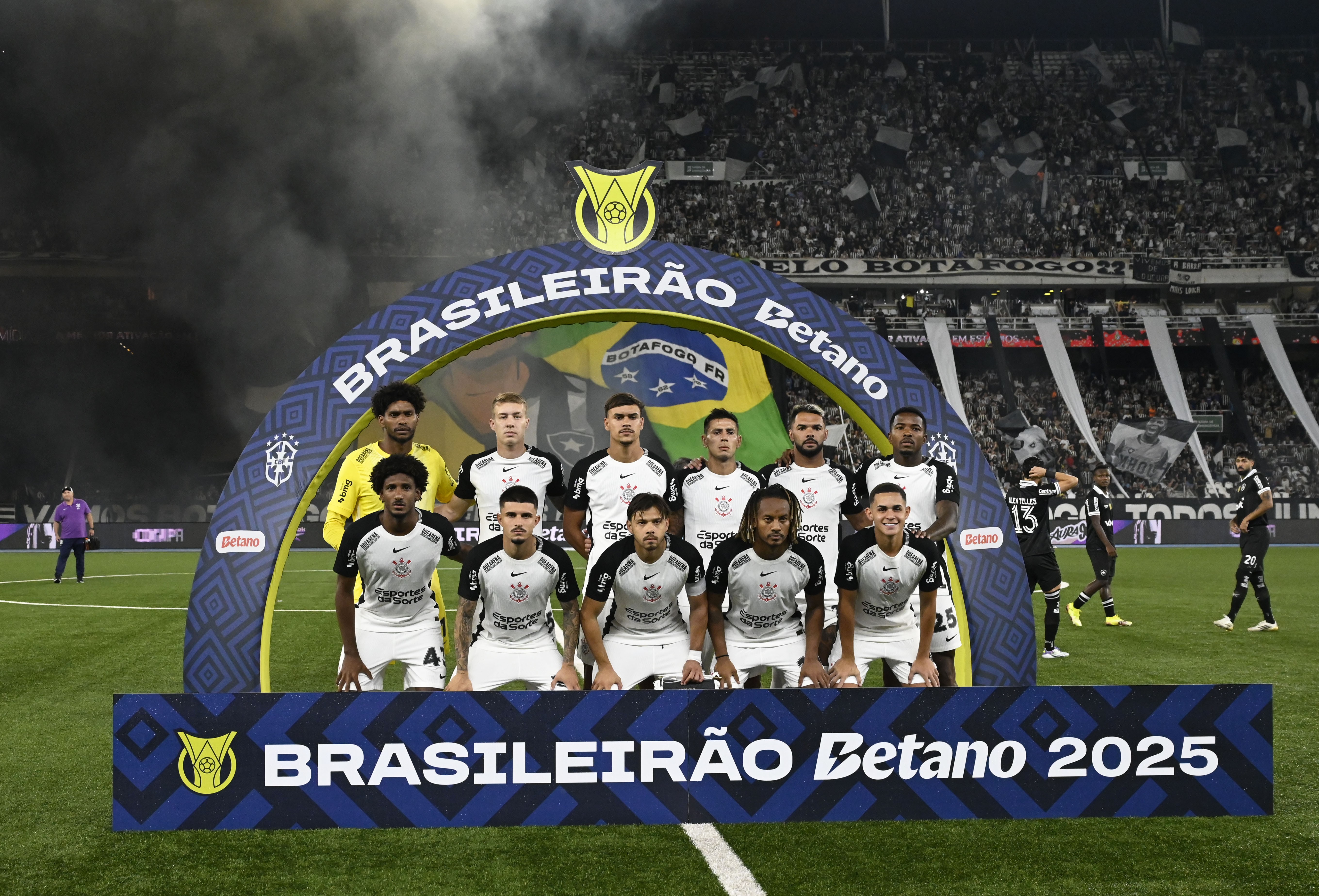 Atuações do Corinthians: titulares se destacam, garotos da base comprometem.