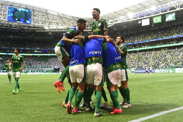 Atuações do Palmeiras: Veiga marca 100º gol, mas falhas resultam em empate.