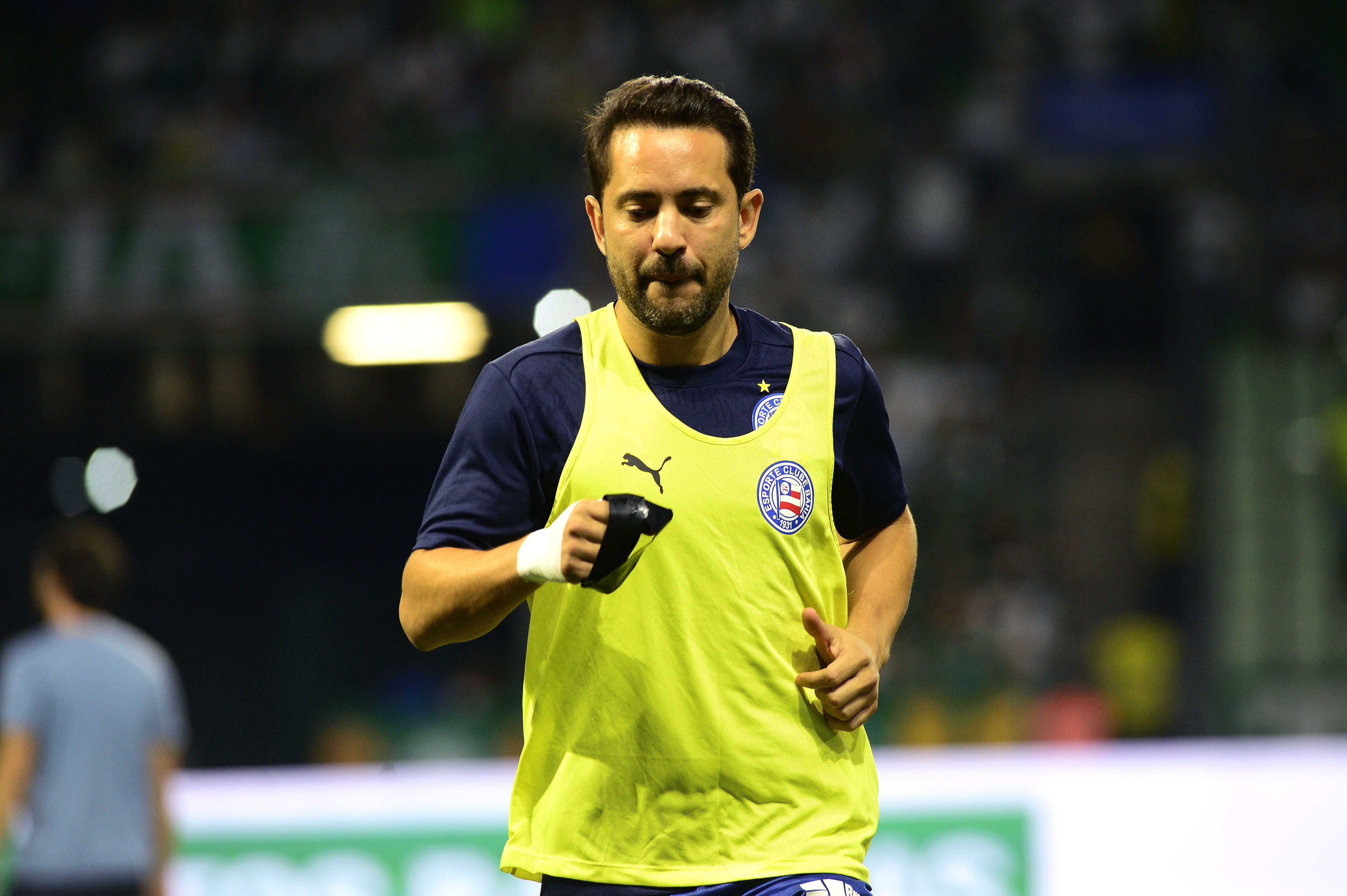 Carrinho de Everton Ribeiro quase derruba Rogério Ceni em jogo do Bahia.