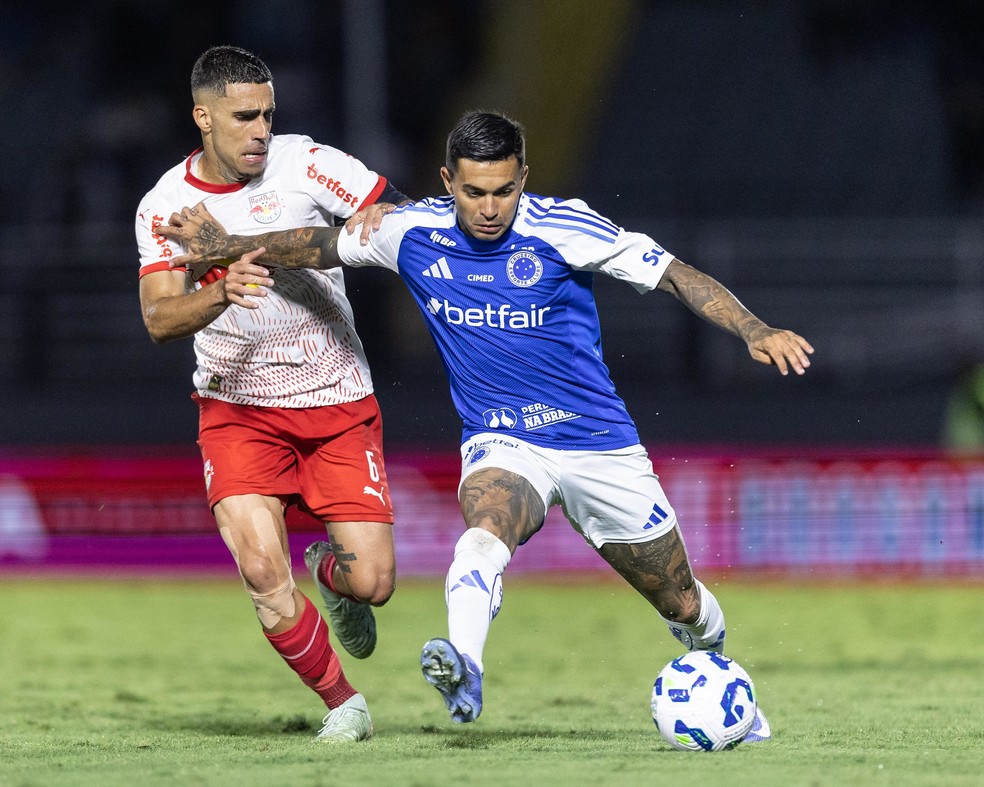 Dudu em ação durante Bragantino x Cruzeiro — Foto: Caique Coufal/Cruzeiro