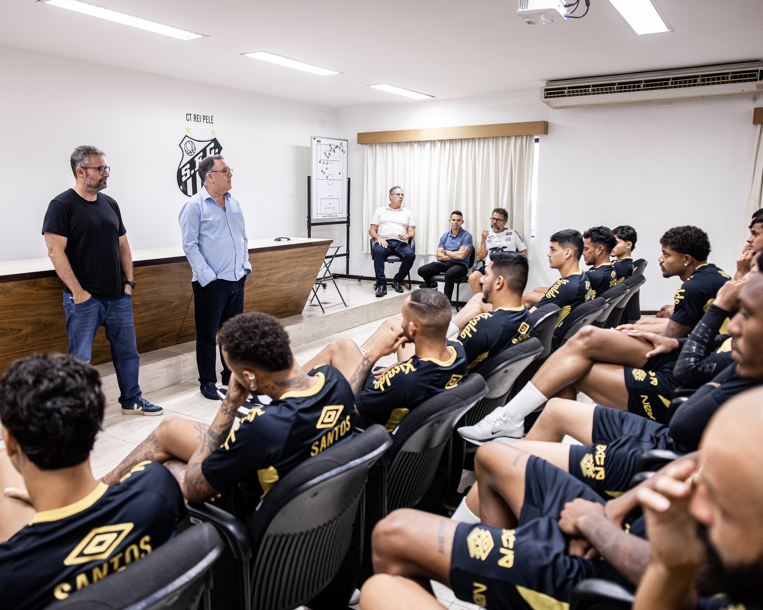 Santos identifica carências no elenco e mira reforços; veja prioridades para o mercado