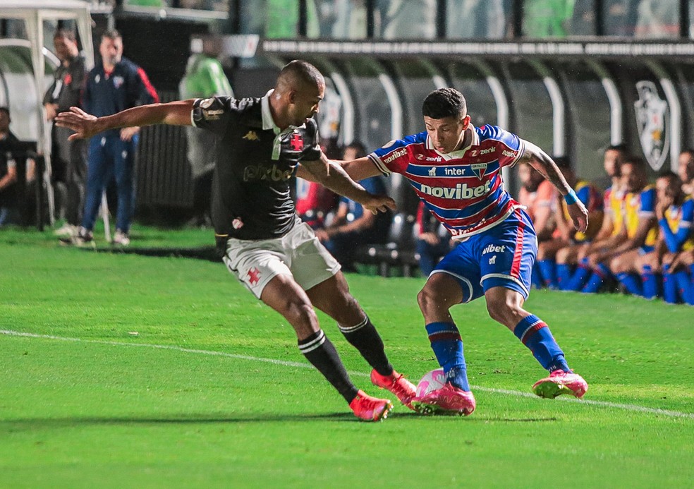 Paulo Henrique na marca��o de Machuca, em Vasco x Fortaleza � Foto: Mateus Lotif / Fortaleza EC