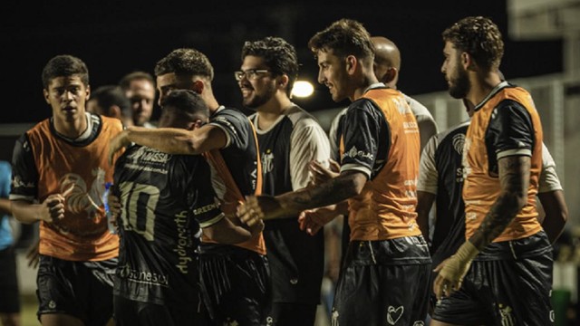 Robinho comemora gol do Operário-MS contra o ASA