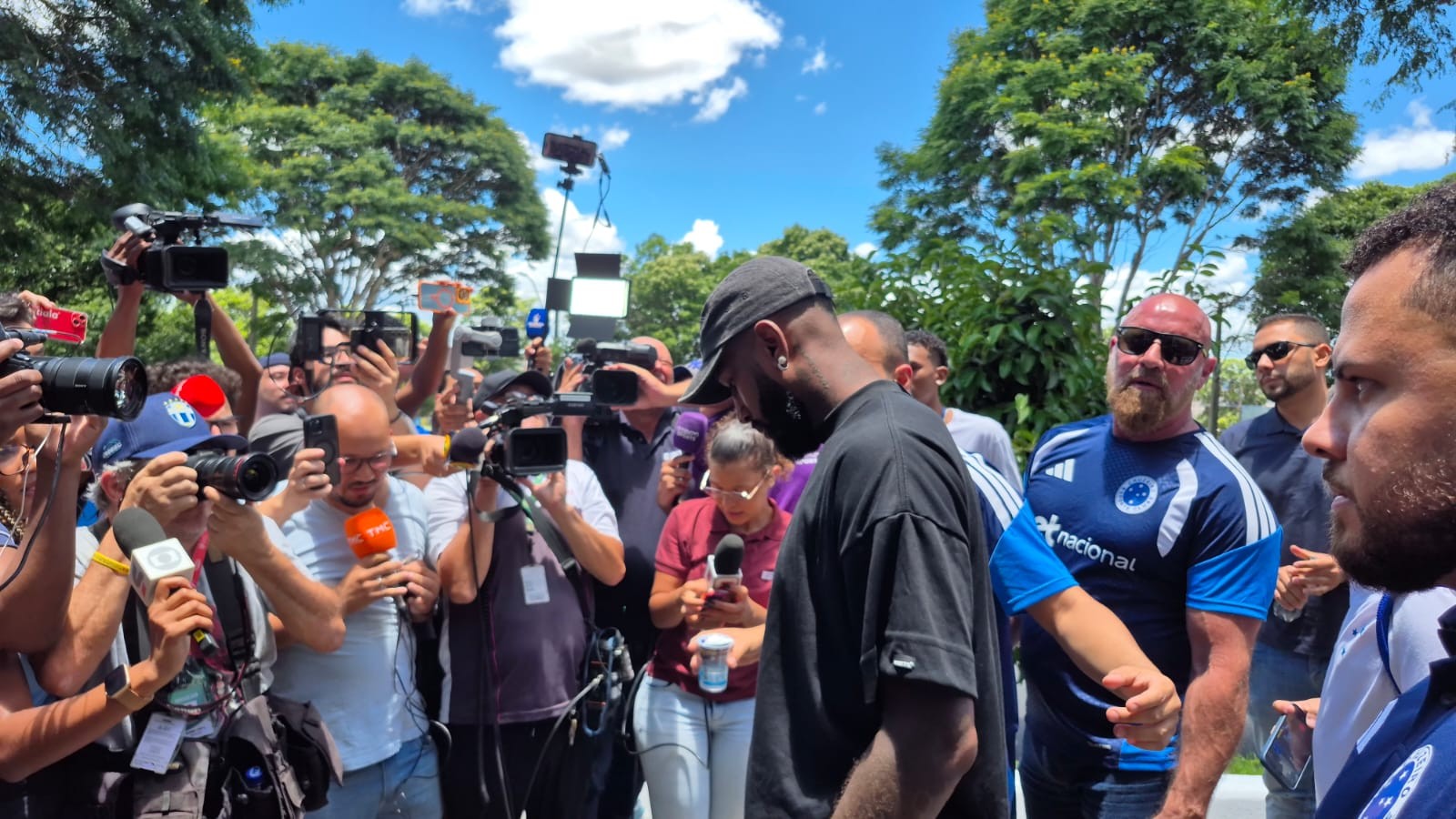Gerson chega a BH para assinar com o Cruzeiro em recepção emocionante.