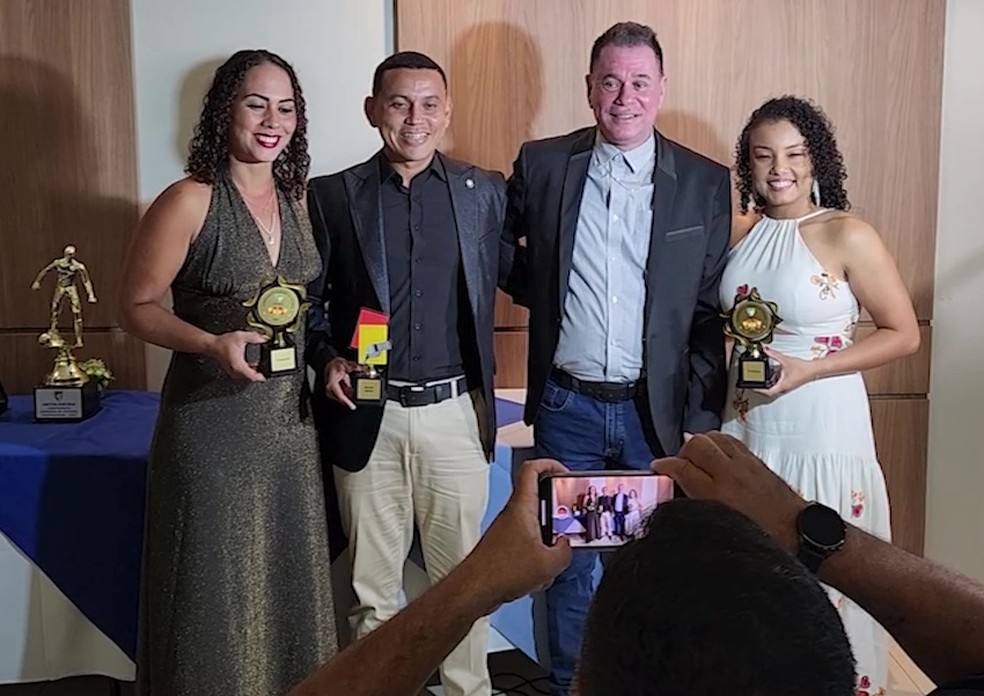 Representantes da arbitragem exibem prêmios recebidos em evento promovido pela FFAC — Foto: Reprodução/Rede Amazônica Acre