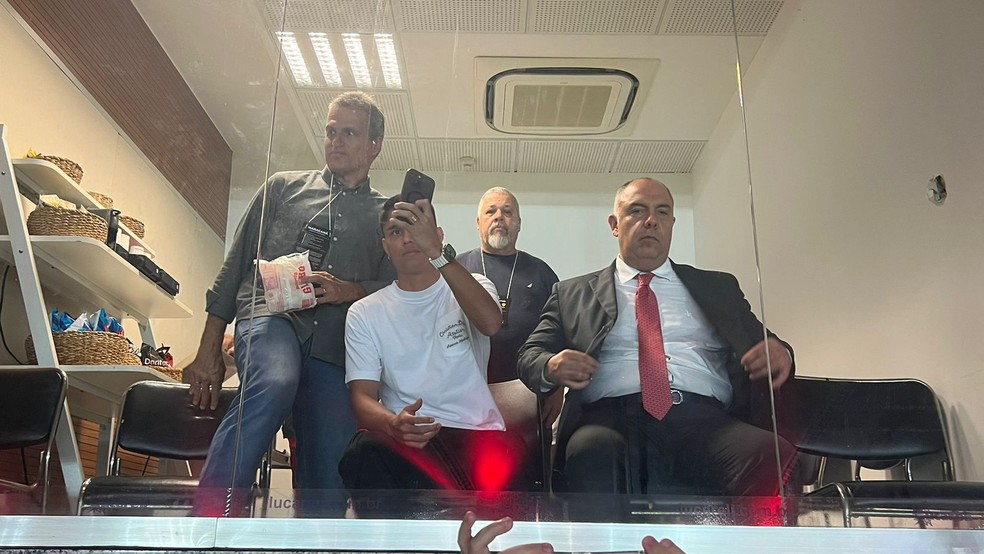 Luiz Araújo ao lado de Marcos Braz e Bruno Spindel — Foto: Letícia Marques/ge