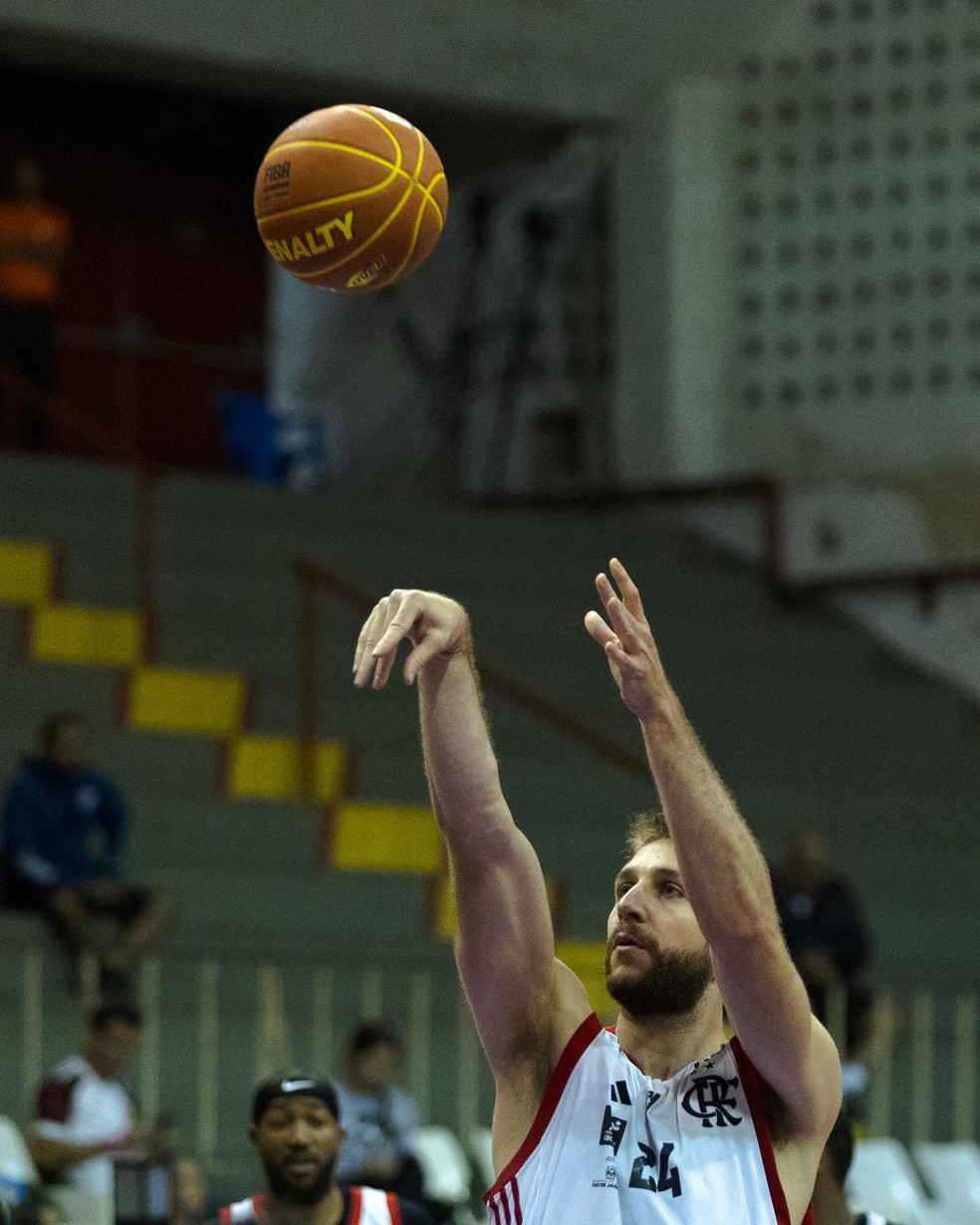 Lucas Siewert brilhou na vitória do Flamengo sobre o Botafogo — Foto: Thais Magalhães/Divulgação Flamengo