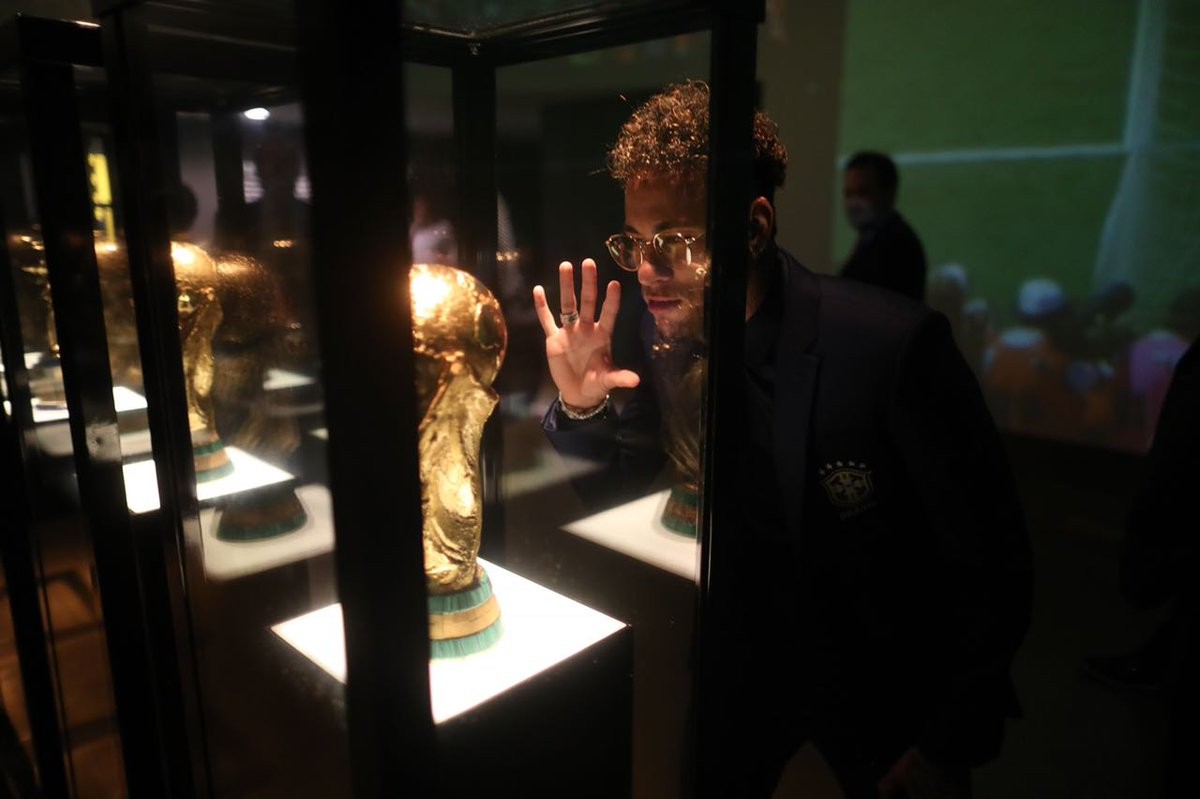 Neymar posta com Taça Fifa: 