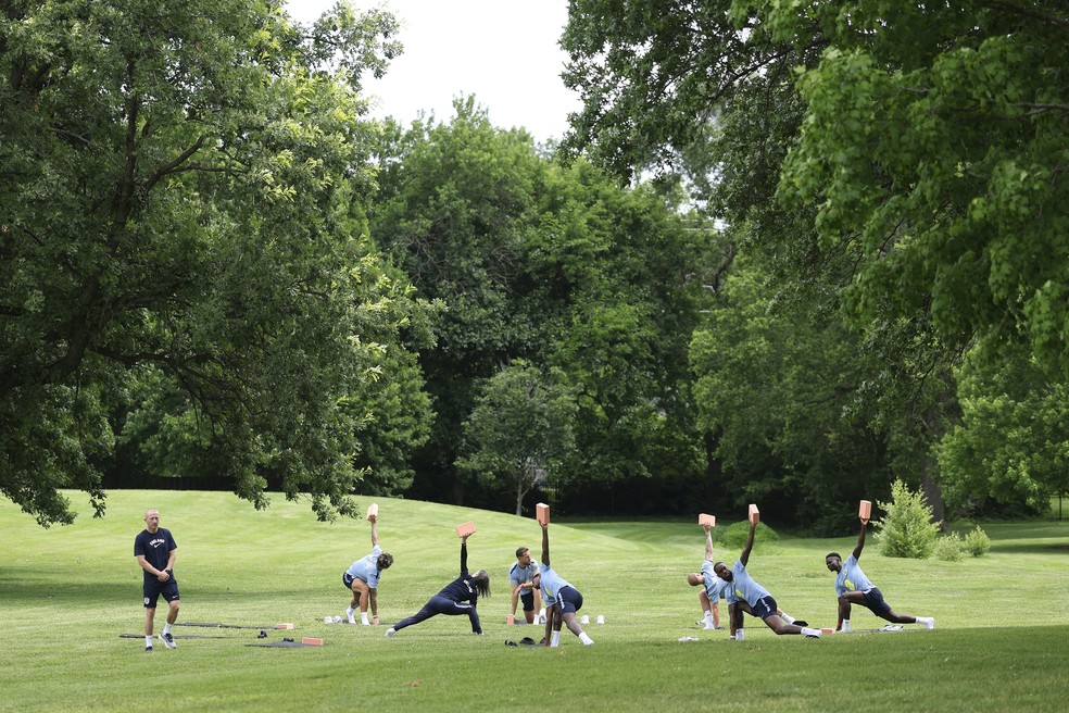 Jogadores da Inglaterra fazem ioga no parque