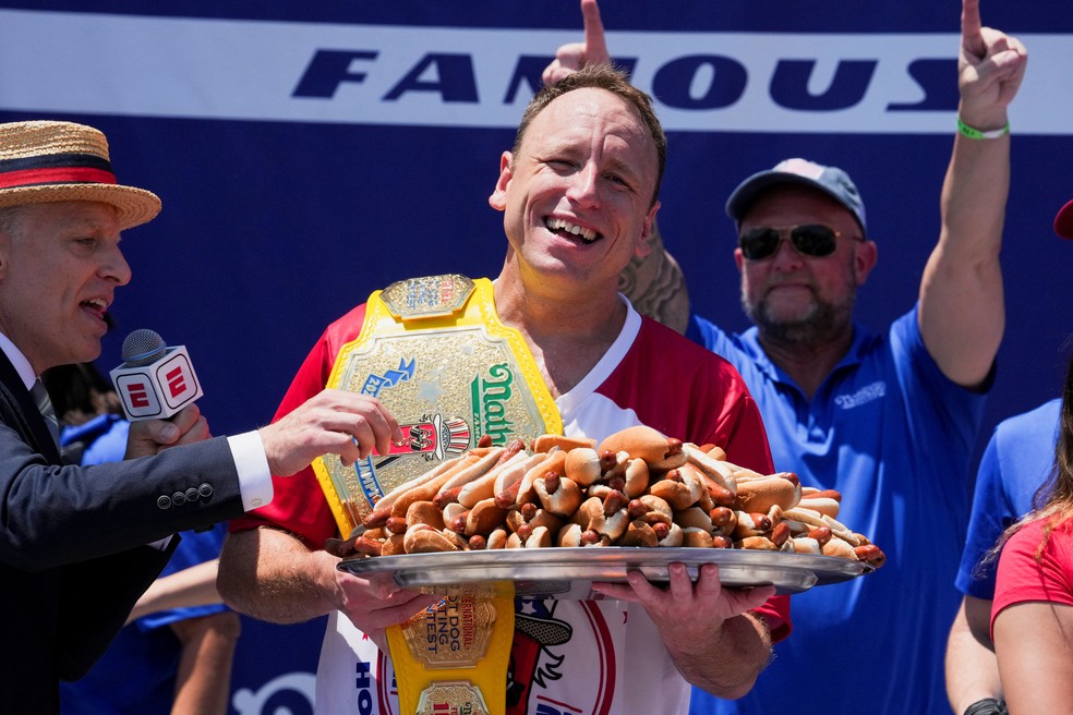Joey Chestnut vence come 70 cachorros-quentes em 10 minutos e &eacute; campe&atilde;o de torneio nos EUA &mdash; Foto: Reuters