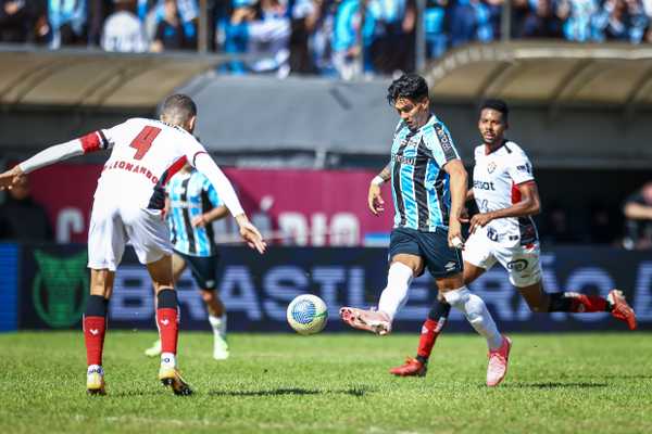 Destaque positivo em estreia de centroavante uruguaio pelo Grêmio gera cautela de Renato.