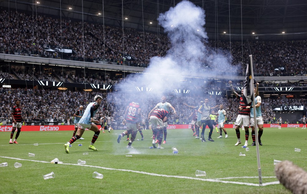 Torcida do Atlético-MG atira vários objetos no gramado após gol do Flamengo na final da Copa do Brasil — Foto: Cris Mattos/Reuters