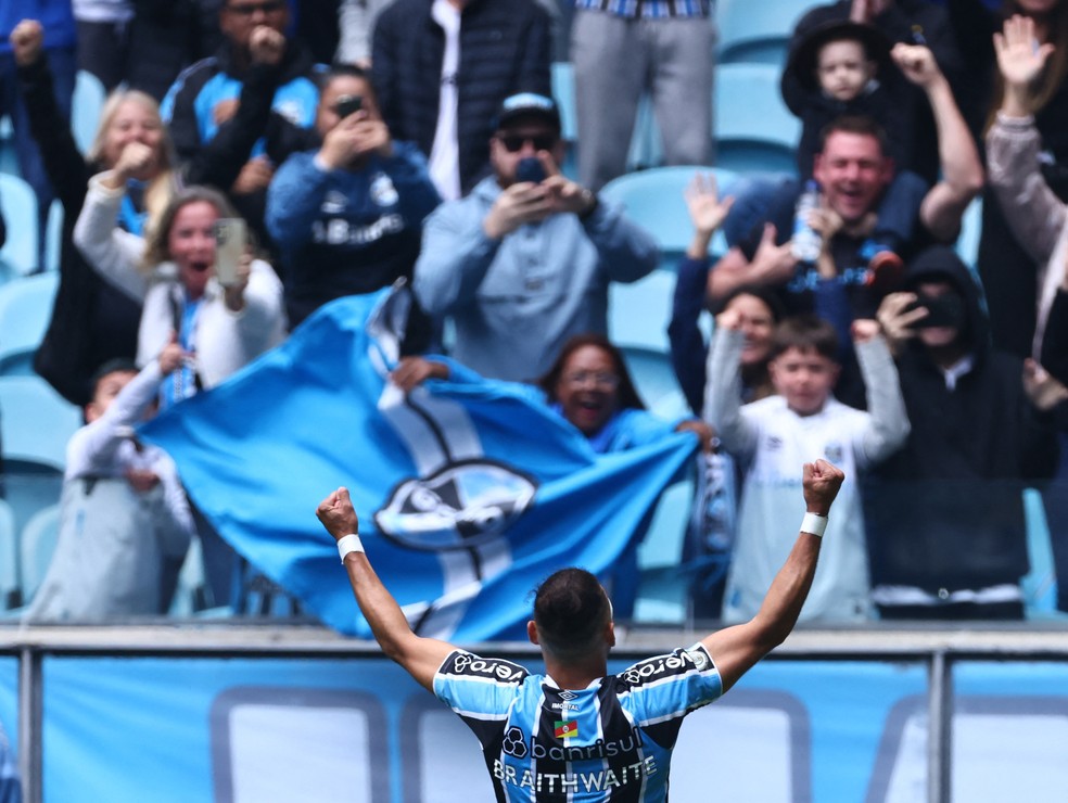 Martin Braithwaite abre o placar para o Grêmio contra o Atlético-MG — Foto: Reuters