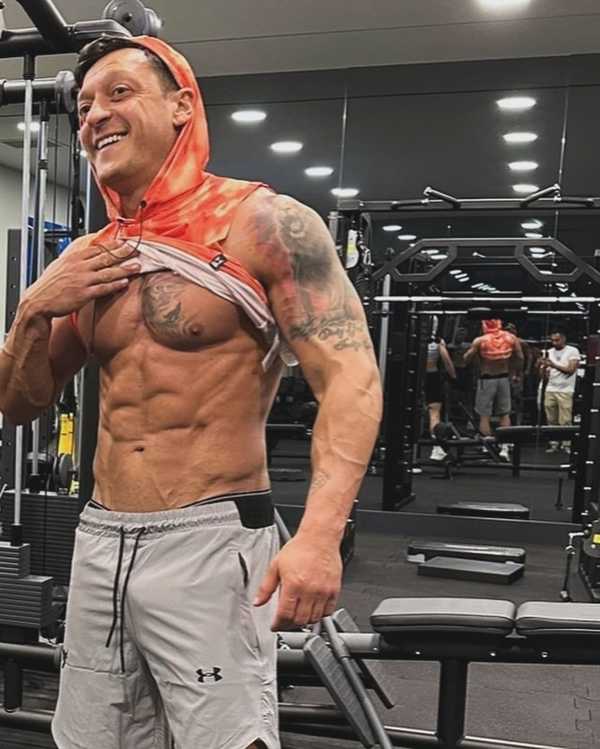 Aposentado, Özil mostra barriga chapada e impressiona; veja | Brasil ...