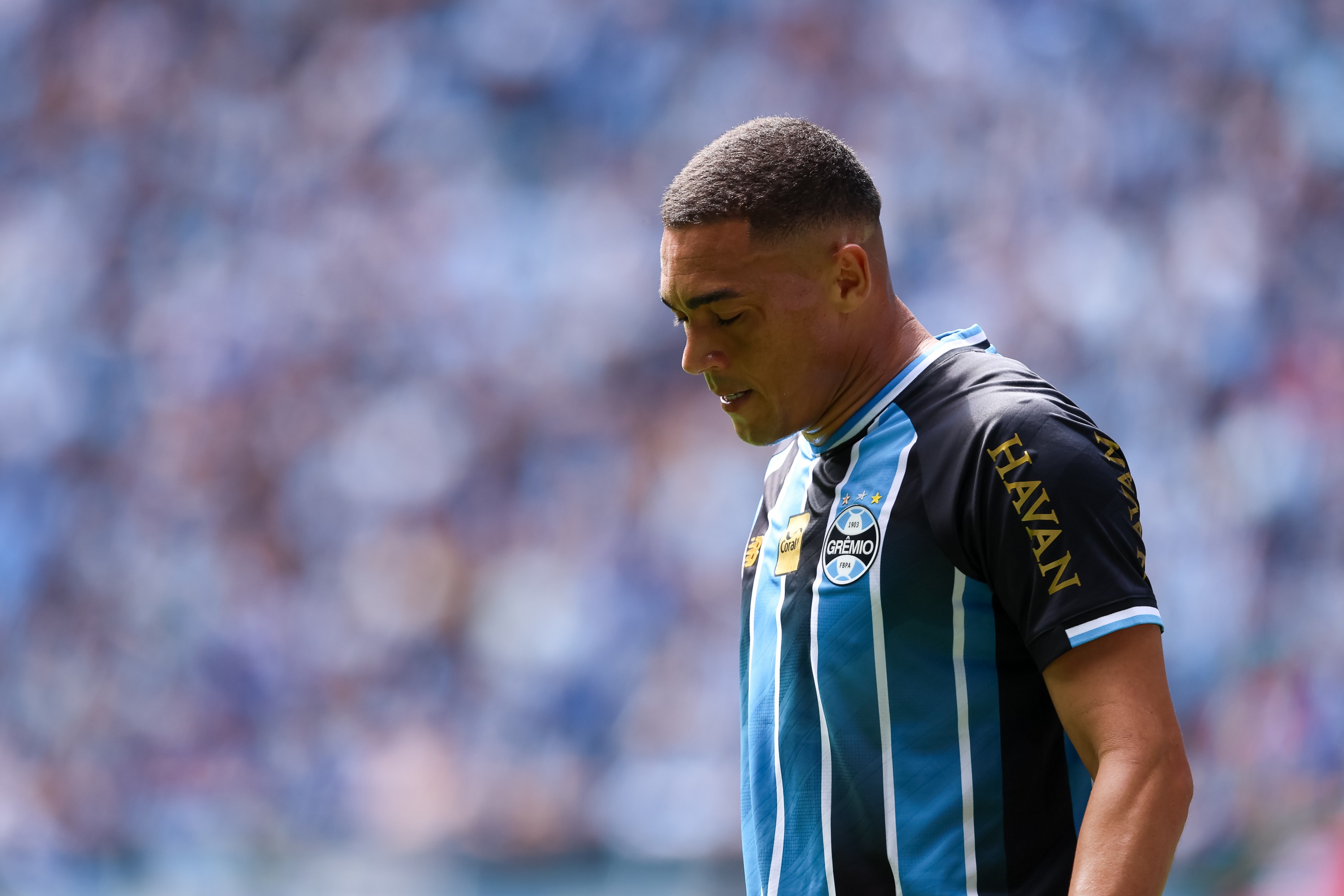 Mais isolado? Carlos Vinicius tem uma finalização em três jogos do Grêmio, e Renato busca solução