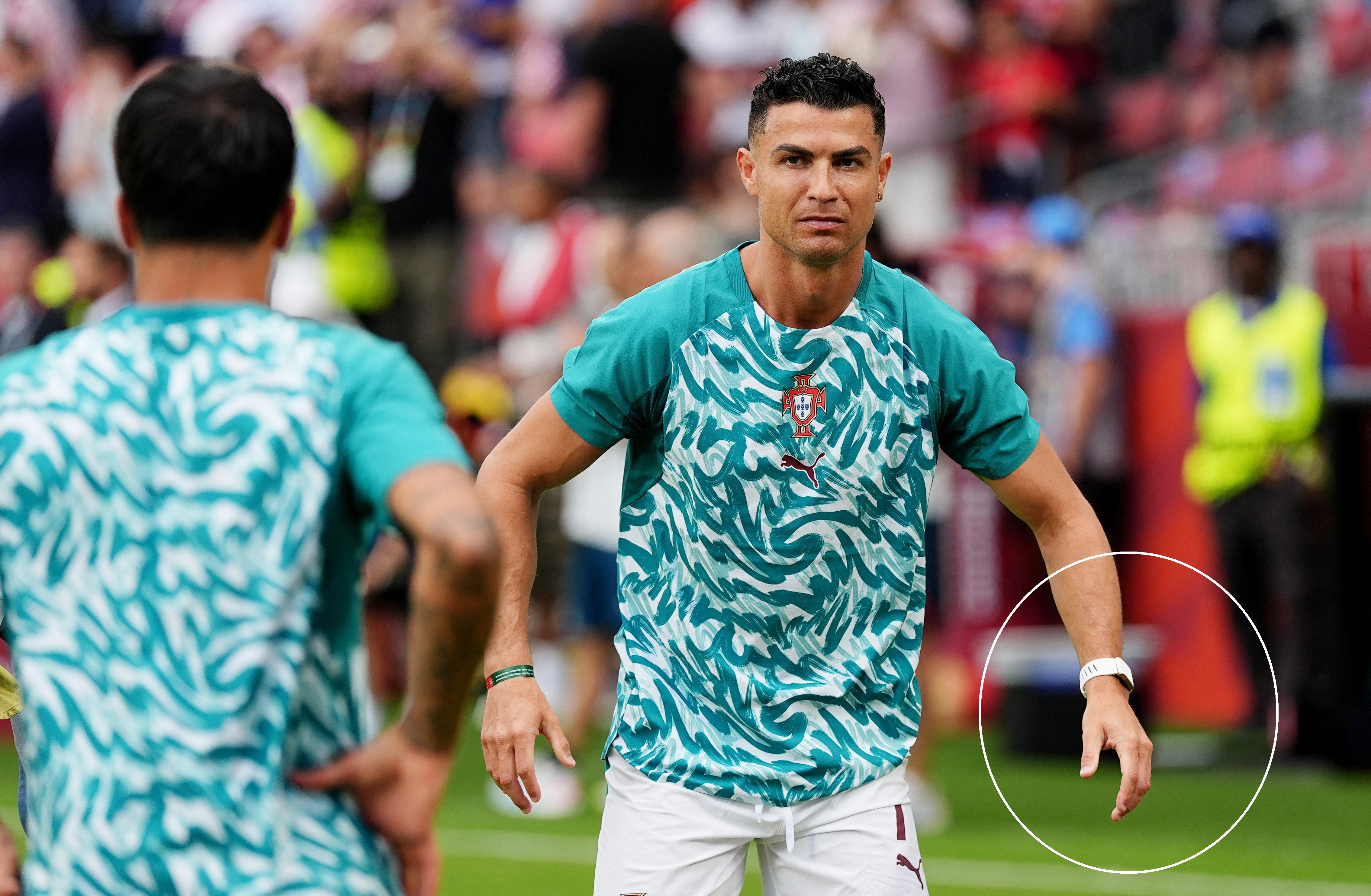 Parece relógio, mas não é: entenda pulseira que CR7 usa durante aquecimento