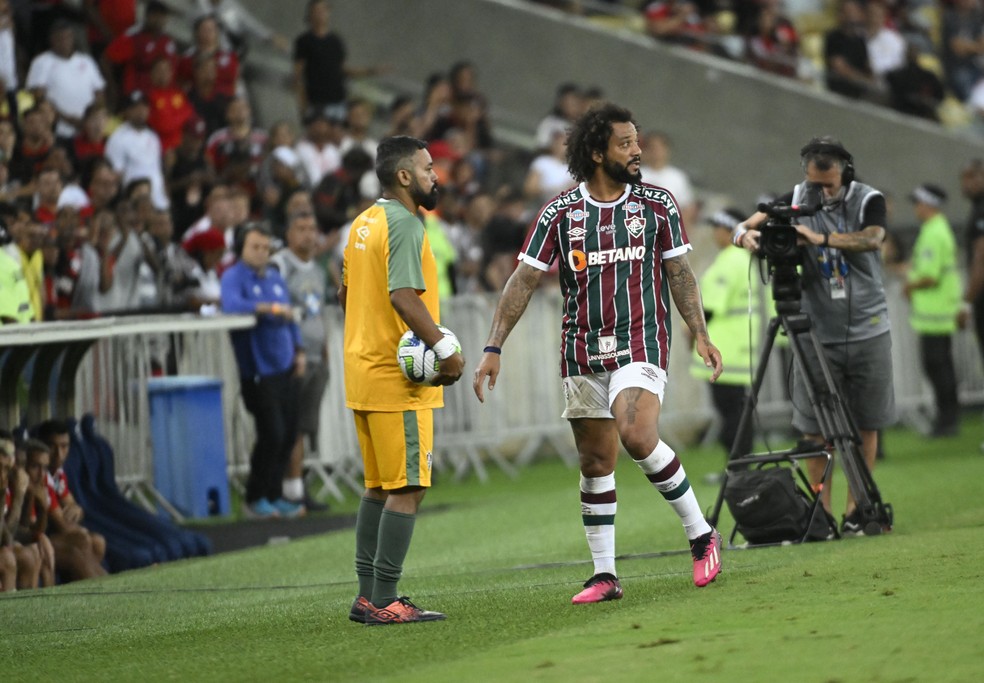 Marcelo deixa o gramado ainda no primeiro tempo de Fluminense x Flamengo � Foto: Andr� Dur�o