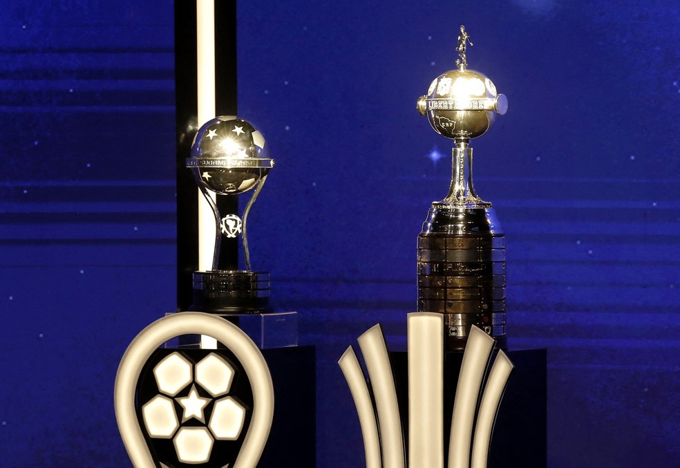 Troféus da Libertadores e Sul-Americana — Foto: Cesar Olmedo/Reuters