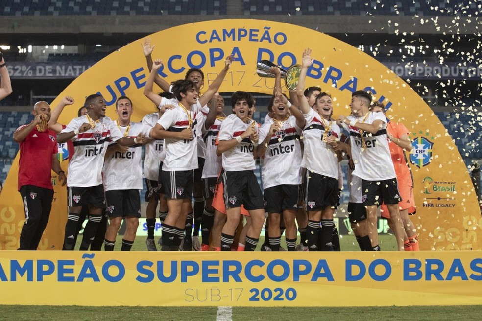 Mário Ramalho venceu a Supercopa do Brasil Sub-17em 2020 contra o Fluminense. — Foto: Lucas Figueiredo/CBF