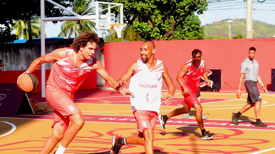 A Gazeta  Com capixaba no elenco, seleção de basquete estreia
