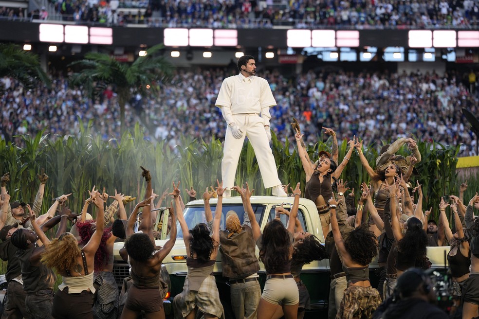 Bad Bunny bate recorde de audiência em show no intervalo do Super Bowl | Ge