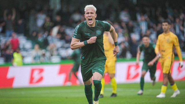 Frizzo comemora o gol do Coritiba contra o Amazonas