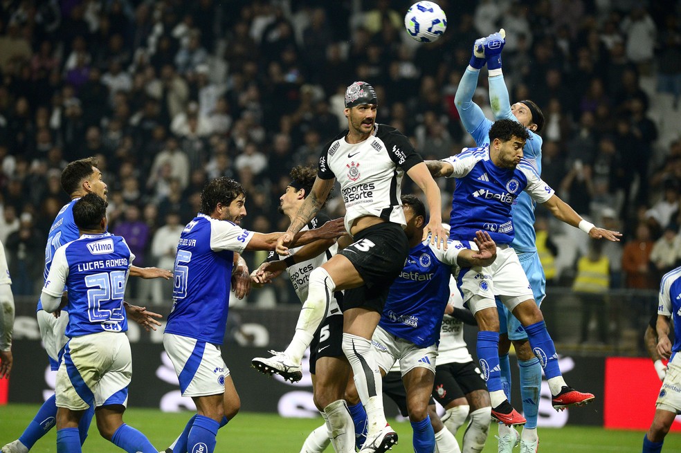 Cássio em ação pelo Cruzeiro contra o Corinthians — Foto: Marcos Ribolli